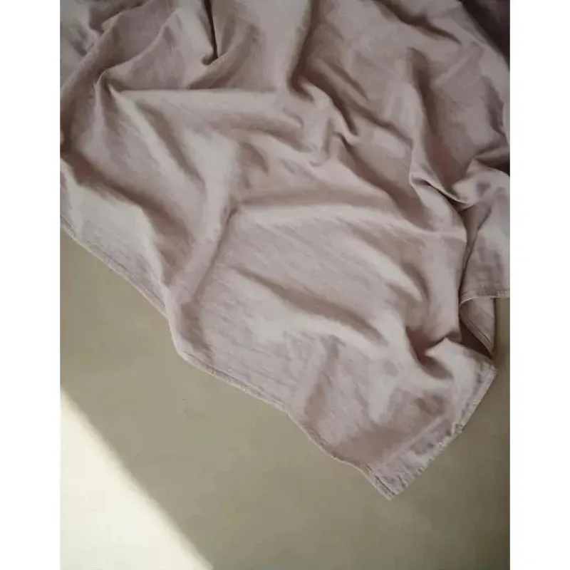 mushie__manta_de_musselin_SKUZbzKS2Kz_1.webp Mushie - Manta de musselina Swaddle - Rose Vanila Fashion