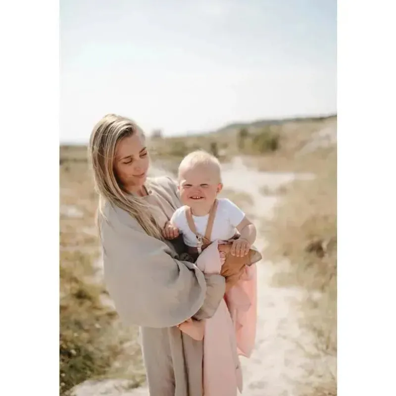 mushie__manta_de_musselin_SKUZbzKS2Kz_2.webp Mushie - Manta de musselina Swaddle - Rose Vanila Fashion