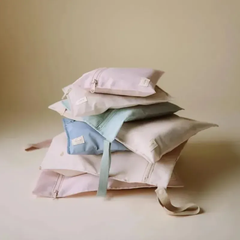 mushie__sacos_midos_resis_SKURDEdEIcn_3.webp Mushie - Sacos úmidos resistentes à água, saco de armazenamento reutilizável grande e pequeno, conjunto de 2 blush Outlet