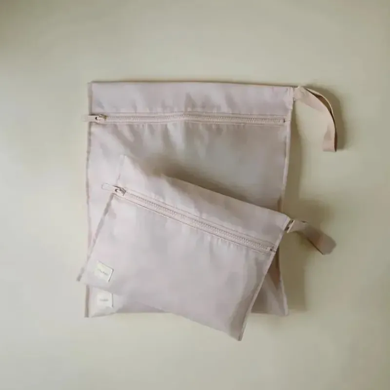 mushie__sacos_midos_resis_SKURDEdEIcn_4.webp Mushie - Sacos úmidos resistentes à água, saco de armazenamento reutilizável grande e pequeno, conjunto de 2 blush Outlet