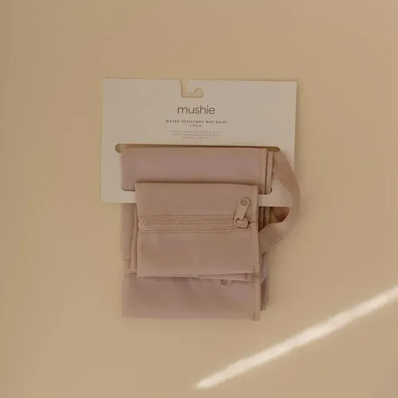 mushie__sacos_midos_resis_SKURDEdEIcn_8.webp Mushie - Sacos úmidos resistentes à água, saco de armazenamento reutilizável grande e pequeno, conjunto de 2 blush Outlet
