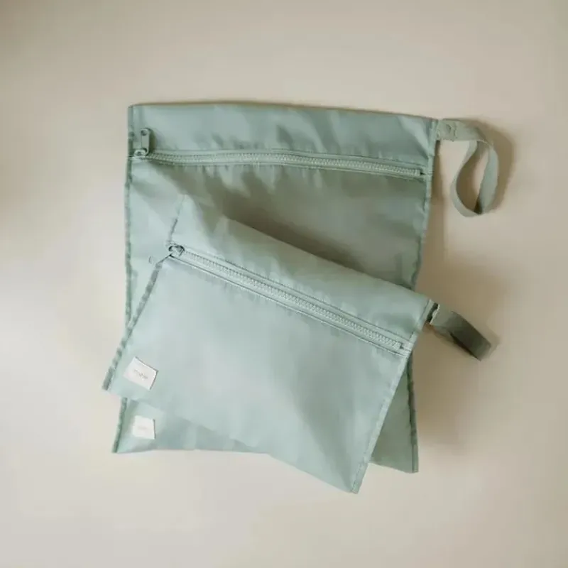 mushie__sacos_midos_resis_SKUcNy8btve_4.webp Mushie - Sacos úmidos resistentes à água, saco de armazenamento reutilizável grande e pequeno, conjunto de 2 verde romano Outlet