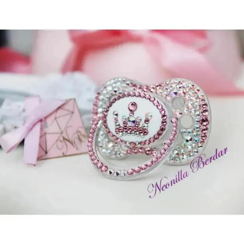 neonilla_crystal__chupeta_SKUN3jvFQI3_1.webp Neonilla Crystal - chupeta com chupeta Swarovski Elite Crown rosa Bling Best