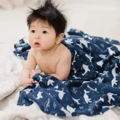 Loulou LOLLIPOP Pirulito Loulou - Swaddle de musselina, baleias azuis Hot
