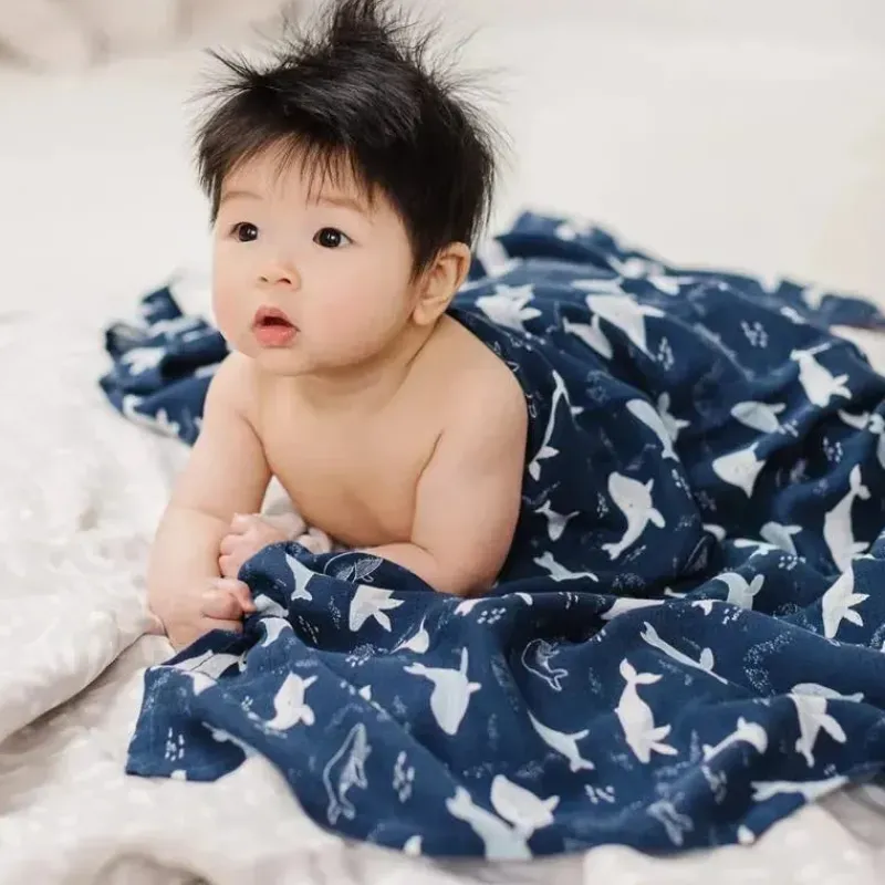 pirulito_loulou__swaddle__SKU1NdWbbES_1.webp Loulou LOLLIPOP Pirulito Loulou - Swaddle de musselina, baleias azuis Hot