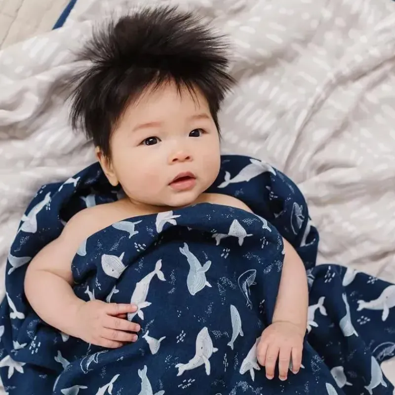 pirulito_loulou__swaddle__SKU1NdWbbES_2.webp Loulou LOLLIPOP Pirulito Loulou - Swaddle de musselina, baleias azuis Hot