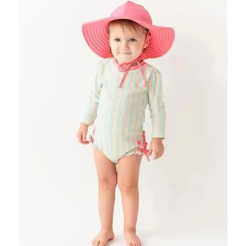 rufflebutts__chapu_de_nat_SKUvAfrFGJc_1.webp RuffleButts - Chapéu de natação bebê morango Outlet
