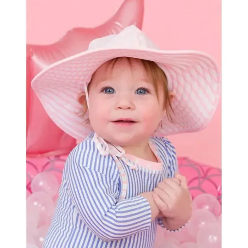 rufflebutts__chapu_de_nat_SKUyYXLNwNg_1.webp RuffleButts - Chapéu de natação reversível com bolinhas e listras rosa New