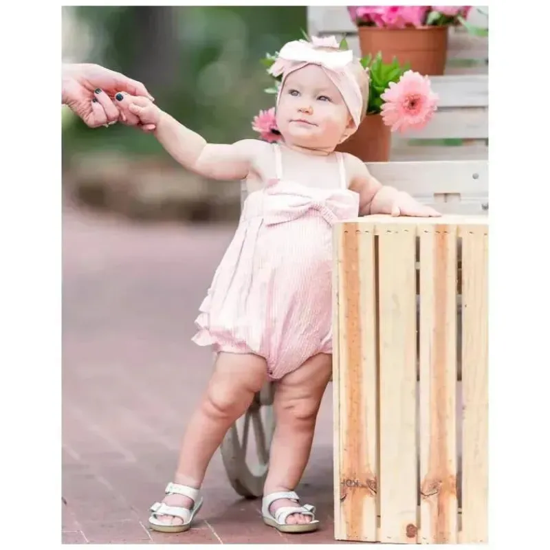 rufflebutts__macaco_de_bo_SKU8rykQKra_2.webp RuffleButts – Macacão de bolha tecido rosa Seersucker para bebês meninas Hot