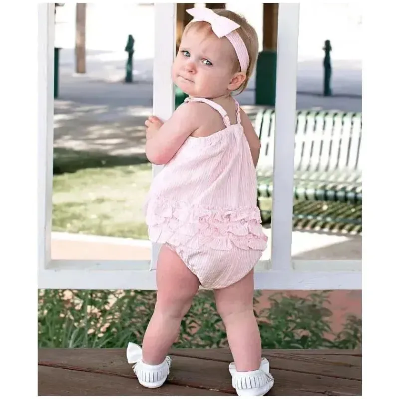 rufflebutts__macaco_de_bo_SKU8rykQKra_5.webp RuffleButts – Macacão de bolha tecido rosa Seersucker para bebês meninas Hot