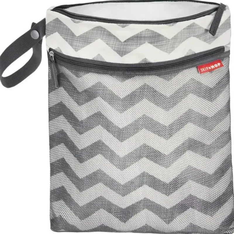 skip_hop__bolsa_molhadase_SKUUzDYXglr_0.webp Skip Hop - Bolsa Molhada/Seca para Pegar e Levar, Listras Brancas/Cinzas (Chevron) Outlet