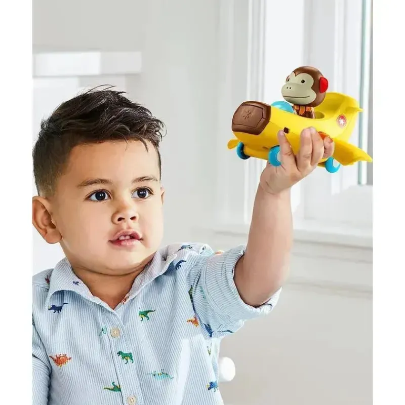 skip_hop__brinquedo_de_av_SKUOlH9ZdzE_2.webp Skip Hop - Brinquedo de avião de carro com estatueta de macaco, equipe do zoológico Fashion