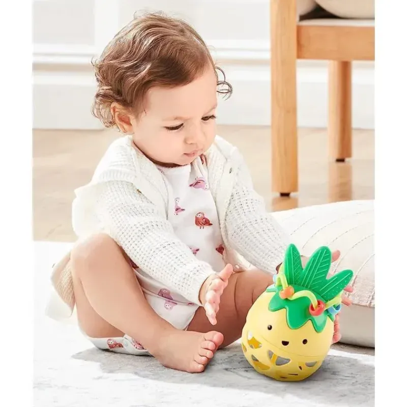 skip_hop__chocalho_abacax_SKUMB25XDSc_1.webp Skip Hop - Chocalho Abacaxi Brinquedo para Bebê Online
