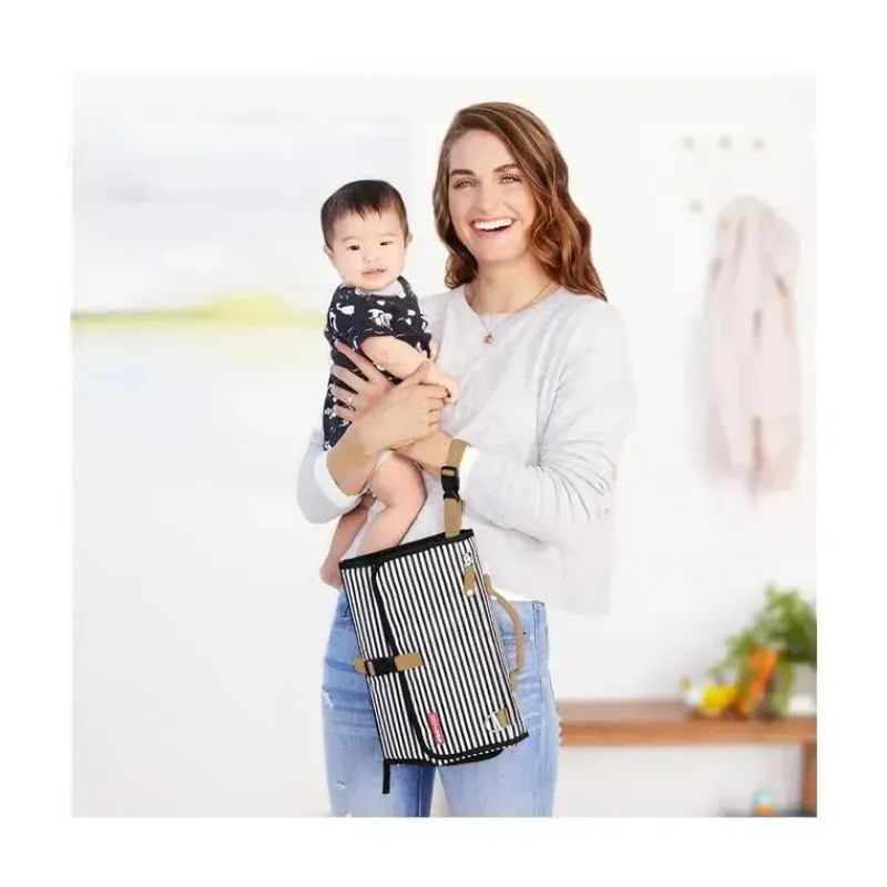 skip_hop__trocador_portti_SKUzqsiiqaA_3.webp Skip Hop - Trocador portátil para bebês, preto e branco Outlet