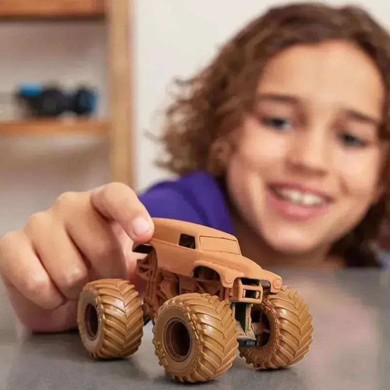 spin_master__monster_jam__SKULb86avDC_5.webp Spin Master - Monster Jam, Mystery Mudders, Monster Truck oficial fundido, Wash to Reveal, escala 1:64, estilos variam Hot