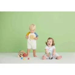 Mud Pie Torta de Lama - Baby Boy Be Kind Lion Shortall Online
